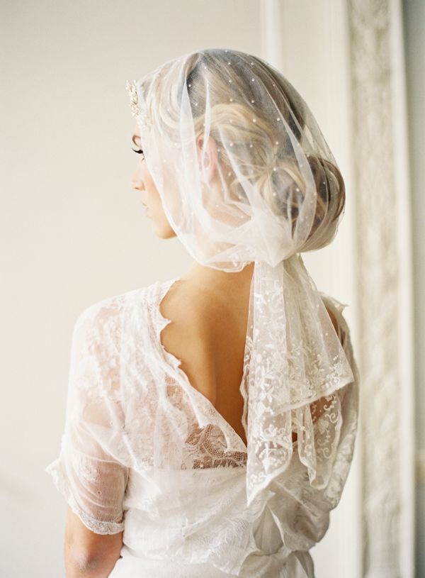 https://www.taniamaras.com/wp-content/uploads/2014/02/Short-lace-wedding-veil-with-bustle-1.jpg