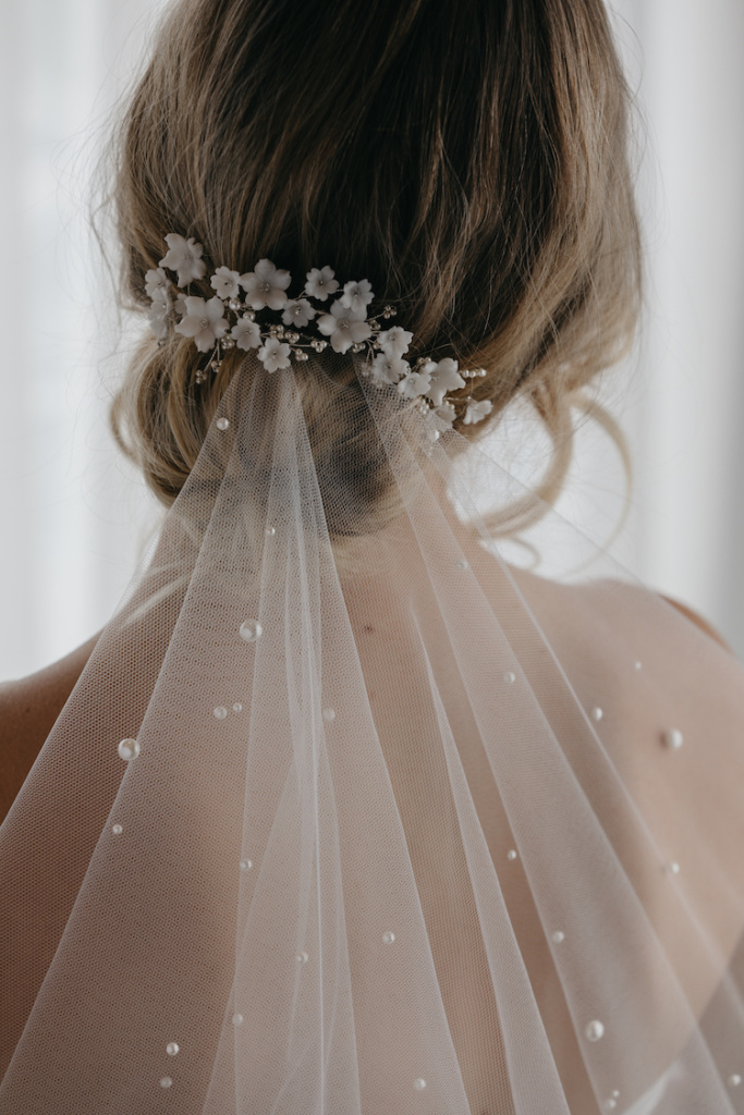 24 Gorgeous Messy Wedding Updos - Tania Maras 