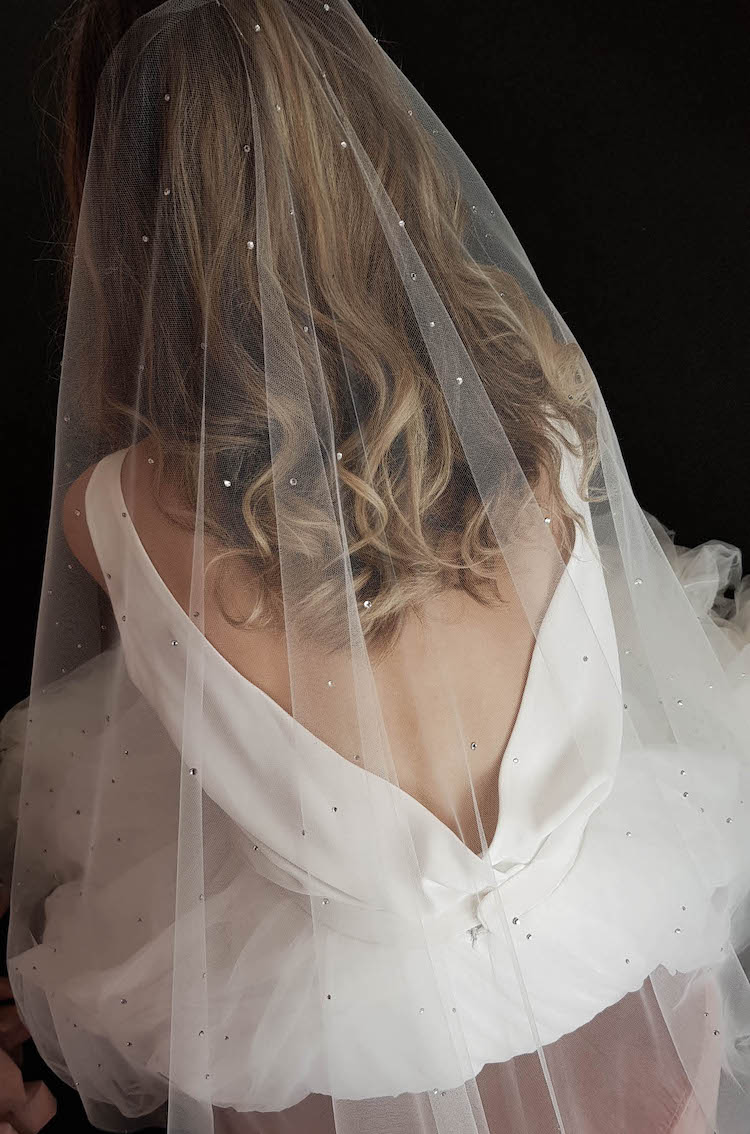 https://www.taniamaras.com/wp-content/uploads/2019/03/DEWBERRY-crystal-chapel-wedding-veil-1.jpg