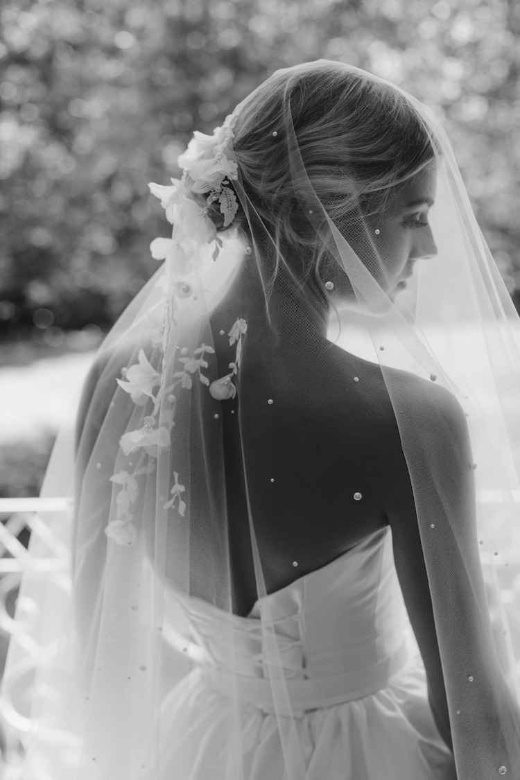 https://www.taniamaras.com/wp-content/uploads/2019/03/WEEPING-CHERRY-short-wedding-veil-15.jpg