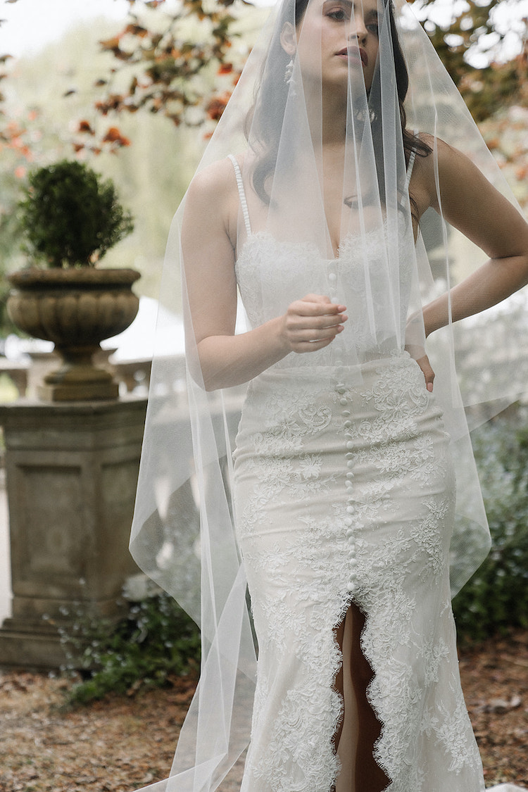 How to Wear a Long Wedding Veil for your Outdoor Ceremony – One