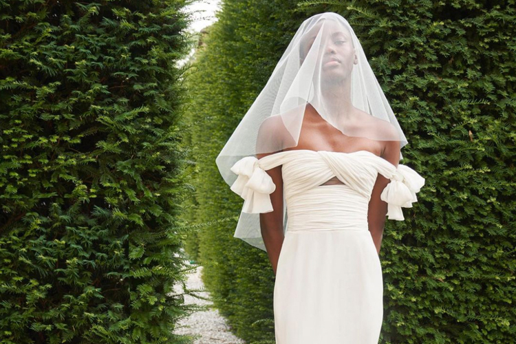 https://www.taniamaras.com/wp-content/uploads/2021/09/Wedding-dresses-with-bows-and-veils.jpg
