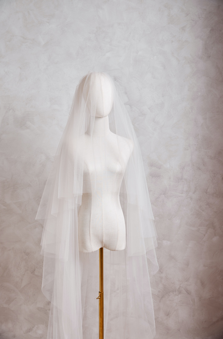 https://www.taniamaras.com/wp-content/uploads/2022/10/PALOMA-Champagne-wedding-veil-1.jpg