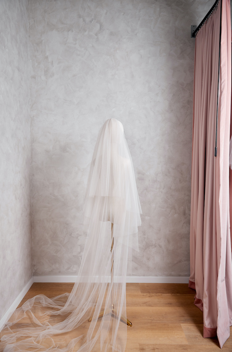 https://www.taniamaras.com/wp-content/uploads/2022/10/PALOMA-Champagne-wedding-veil-2.jpg