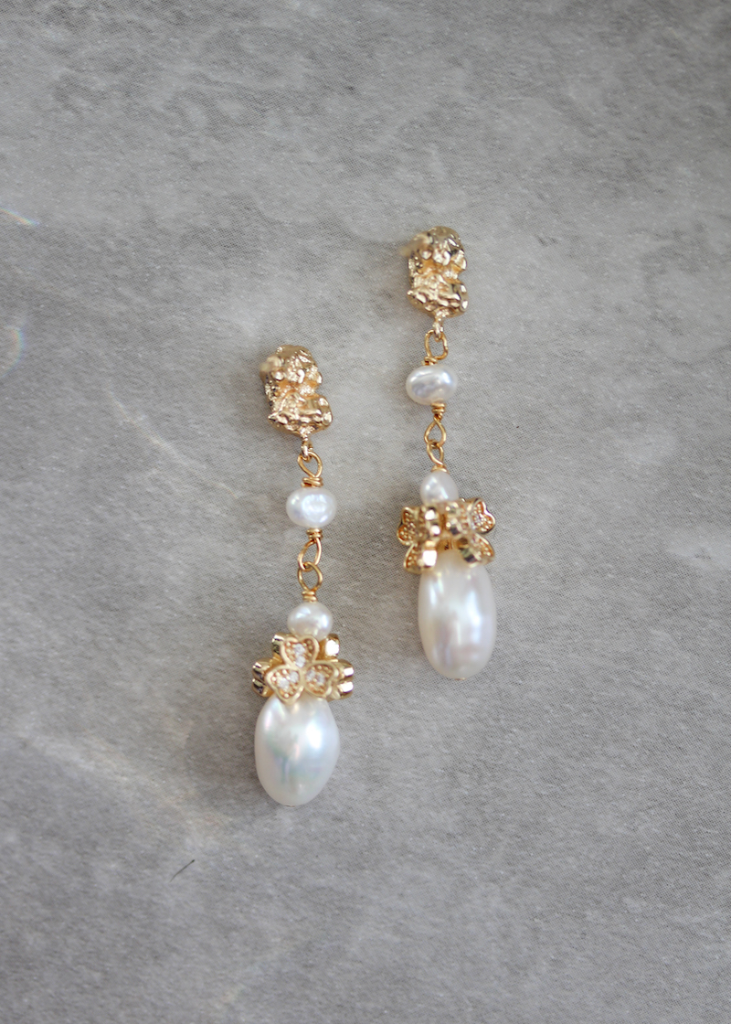 How to choose bridal earrings to suit your neckline | Tania Maras