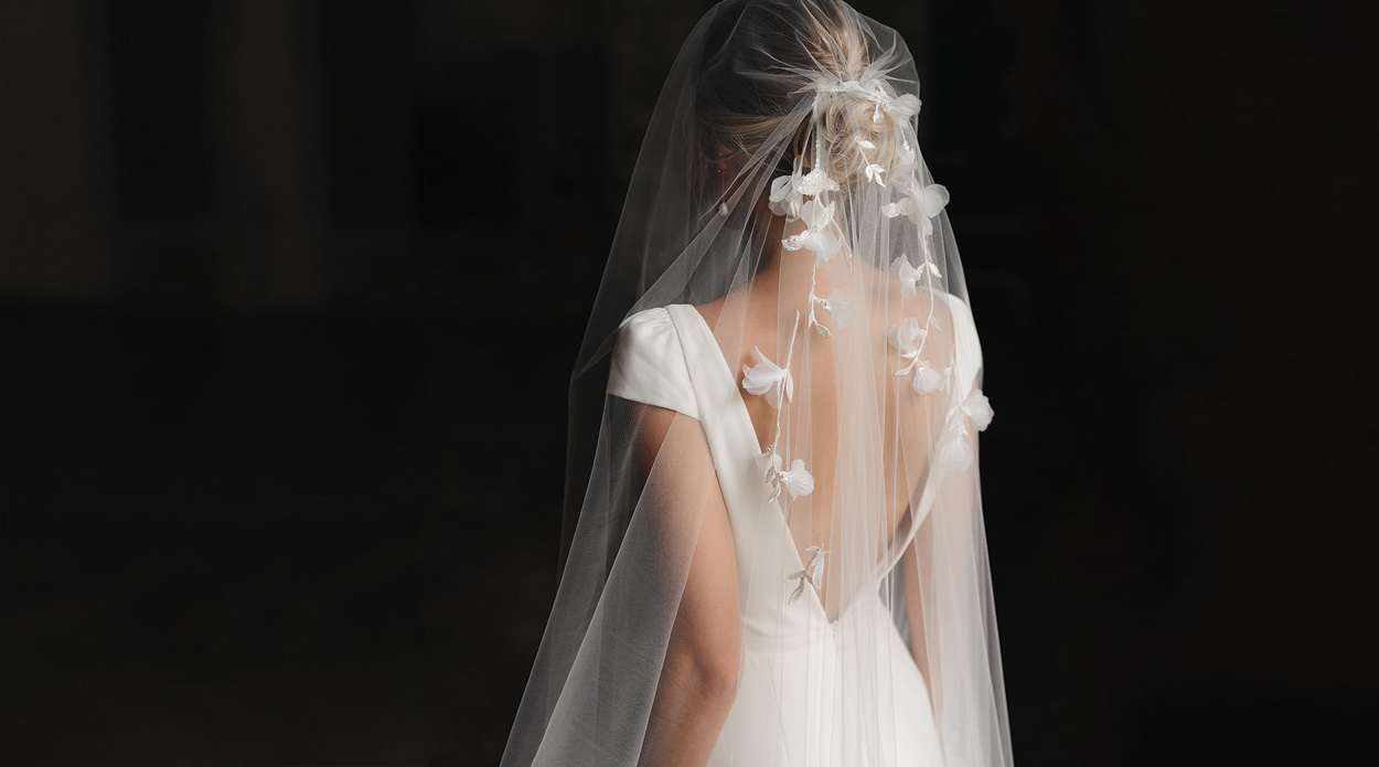 Why your dress probably isn t white and how to choose a wedding veil to match it Tania Maras