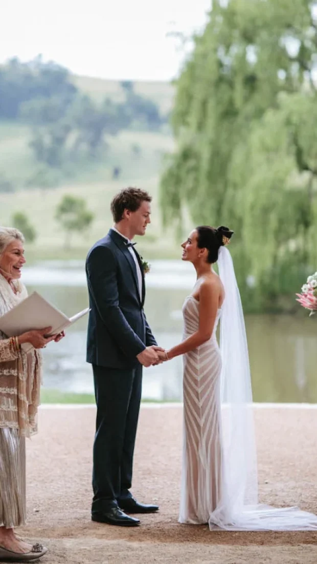 Bride Rochelle Wearing The Wynter Veil In White 1 600x900