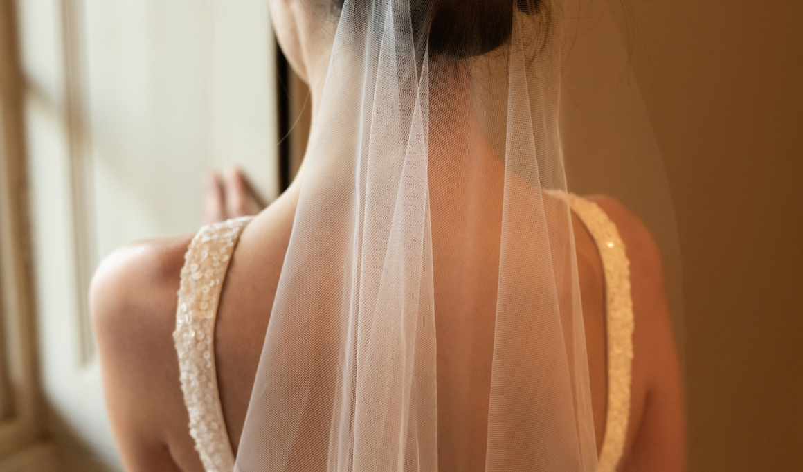 How to secure a bridal hair comb