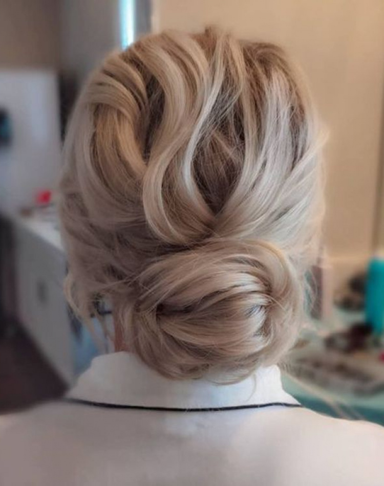 Our Favourite Updo Hairstyles For The New Season Relaxed Updos 9