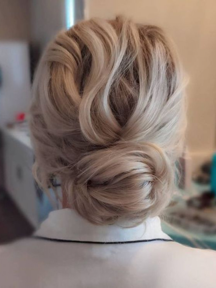 Our Favourite Updo Hairstyles For The New Season Relaxed Updos 9