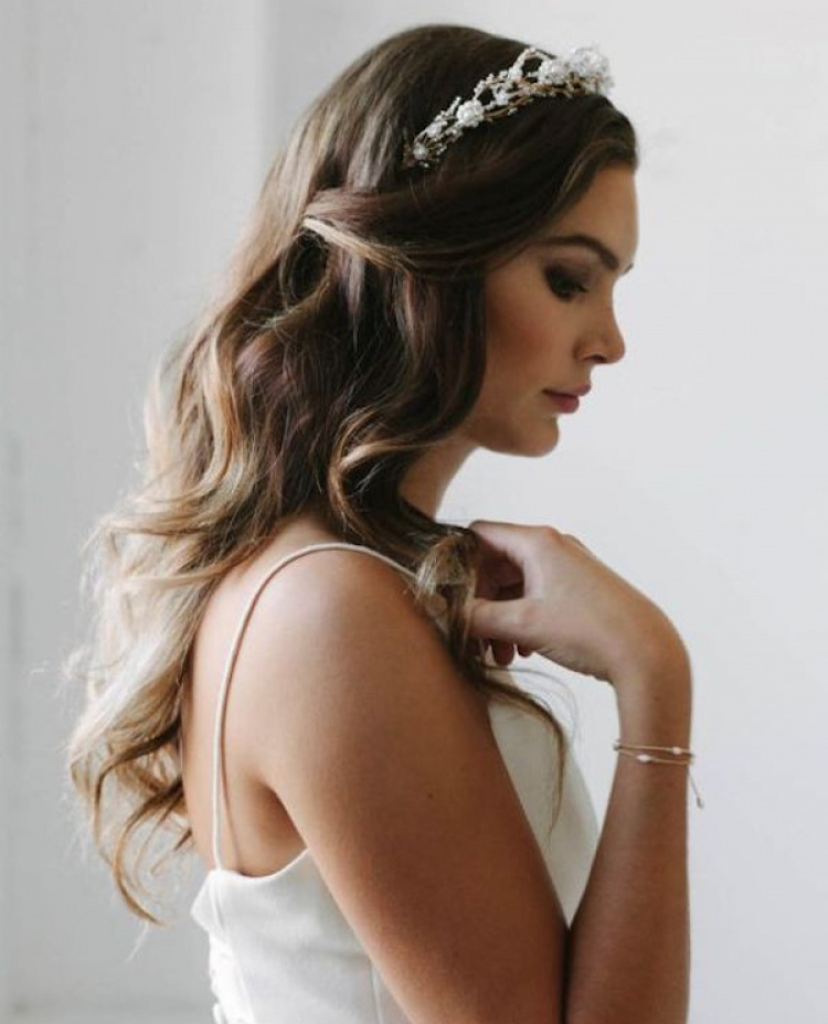 Tousled Loose Curls Wedding Hairstyles For Veils 4