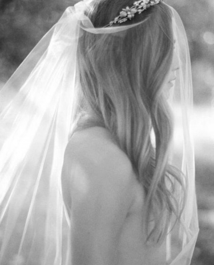 Tousled Loose Curls Wedding Hairstyles For Veils 8