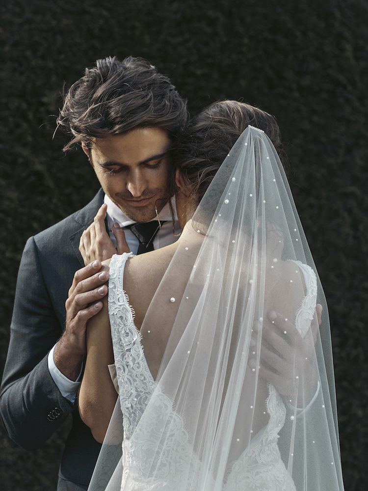 How to elope with a wedding veil Tania Maras