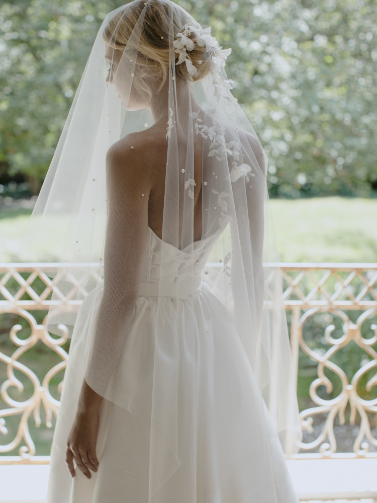 Why Your Dress Probably Isn't White And How To Choose A Veil To Match It